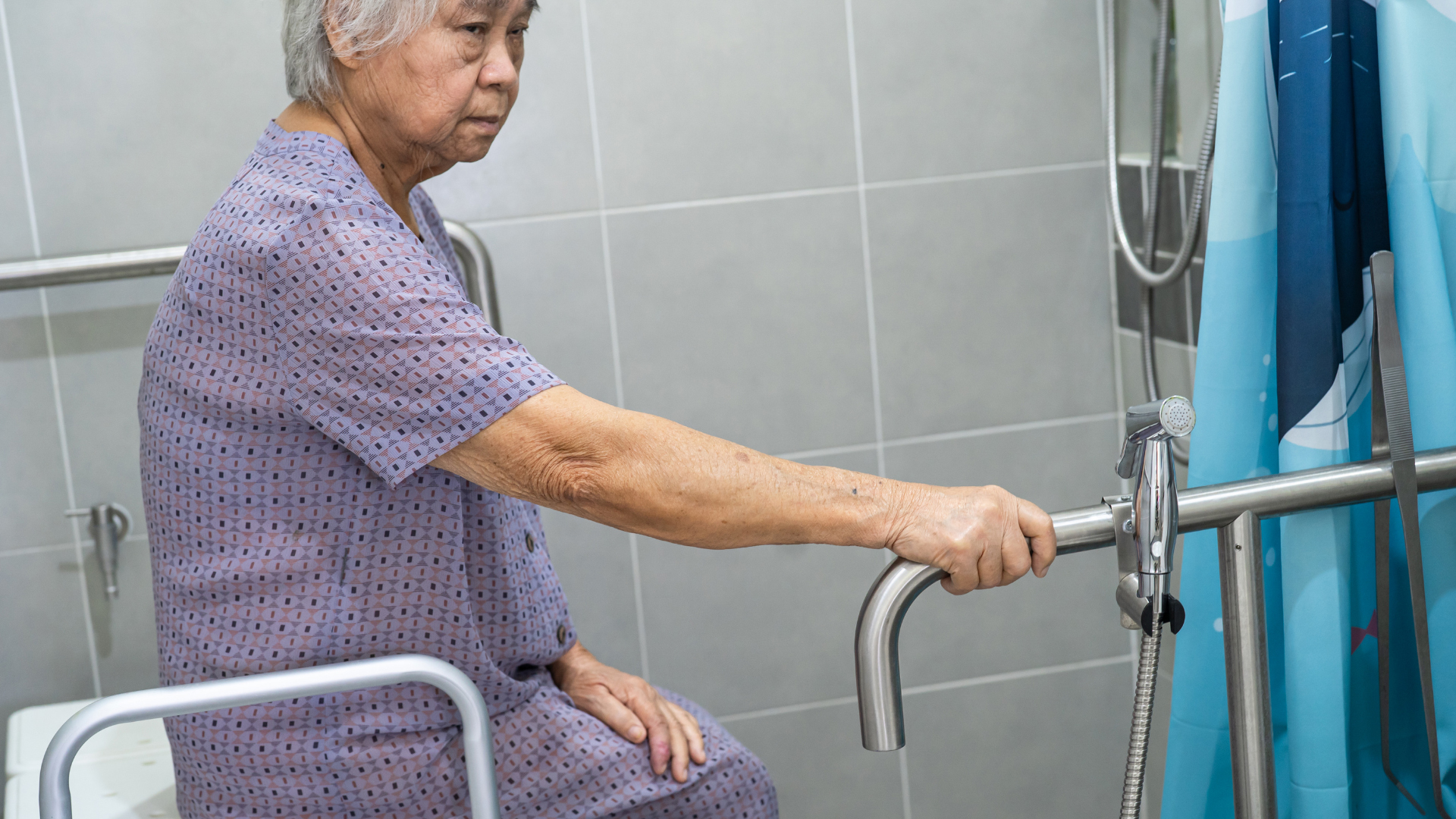 Saiba como tornar o banho do idoso mais seguro com um banco ou cadeira de banho da Ada Medical